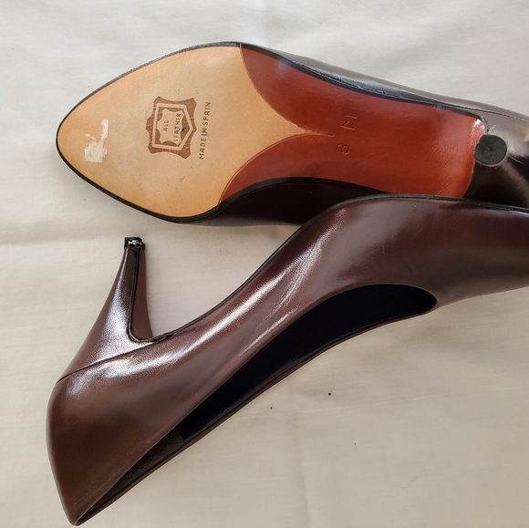 NWOT Rosina Ferragamo Schiavone size 6M classic brown pumps - Picture 1 of 2